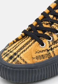 Vans Delridge Sf Unisex - Trainers - Alex Knost/Lee-Ann Curren Yellow -Shoe Zone Store 00868f125c454ad5977844ffcd895510