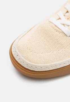 Vans Circle Vee Unisex - Trainers - Natural/Gum -Shoe Zone Store 0b832dfe5bbf4fad9773c831cb7f0828