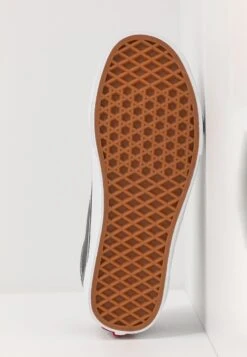 Vans Ua Old Skool - Trainers - Pewter/True White 15 Vans Ua Old Skool - Trainers - Pewter/True White -Shoe Zone Store 2451218f296842118eb211d85ad13824