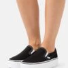 Vans Classic Stackform - Slip-Ons - Black/True White