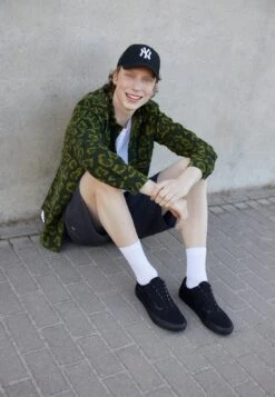 Vans Ua Old Skool Unisex - Trainers - Black -Shoe Zone Store 73575b8fb5984f1a9e6b9d0ce5802013