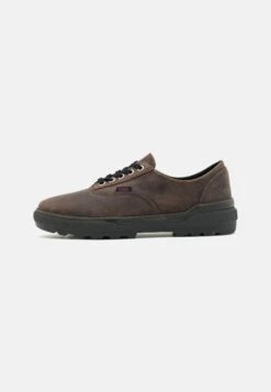 Shoe Zone Store 26 Vans ColfaxXknost Curren Unisex - Trainers - Olive/Black