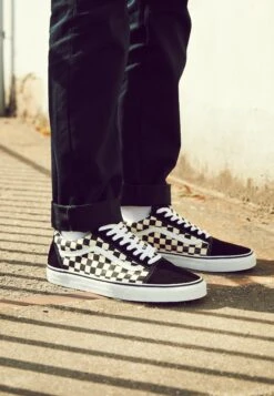 Vans Ua Old Skool - Trainers - Black/White -Shoe Zone Store acc92f595b2646e09febc85f3ea8b3da