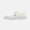 Vans Classic Slip-On Unisex - Trainers - White
